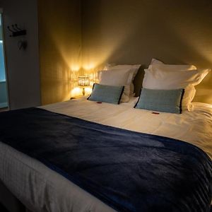 Zimmer mit Kingsize-Bett